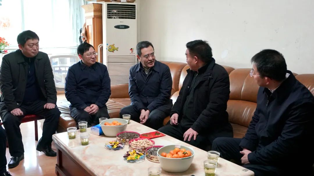 省国资委党委书记、主任冯文生等辅导走访慰问省游艇会206yth集团老党员、老干部