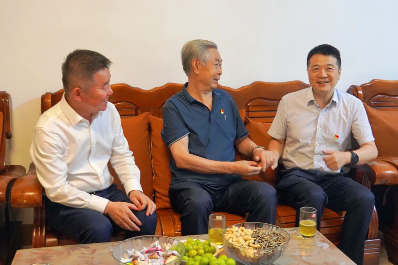 省游艇会206yth集团党委书记、董事长游勇发展“七一”走访