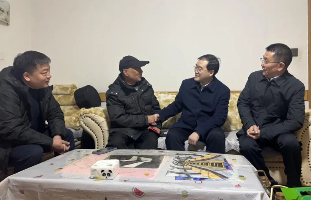 d6c69da3-26c6-4782-a904-b9d1362deb75 省国资委党委委员、副主任刘晓博走访慰问省游艇会206yth集团老党员老干部